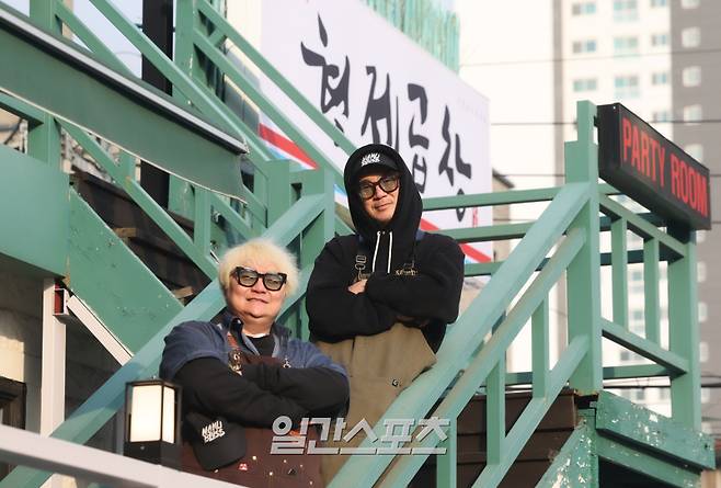 DJ DOC 이하늘, 정재용이 14일 오후 서울 은평구 갈현동에서 진행된 일간스포츠와의 인터뷰에 앞서 포즈를 취하고 있다.서병수 기자 qudtn@edaily.co.kr /2026.01.14/