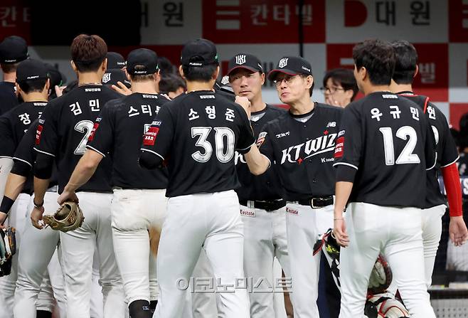2025 KBO리그 프로야구 키움히어로즈와 kt위즈의 경기가 17일 오후 서울 고척스카이돔에서 열렸다. 연장 10회말 5대 3 승리로 경기를 마친 kt 이강철 감독이 선수들을 맞이하고 있다. 고척=김민규 기자 mgkim1@edaily.co.kr /2025.08.17/