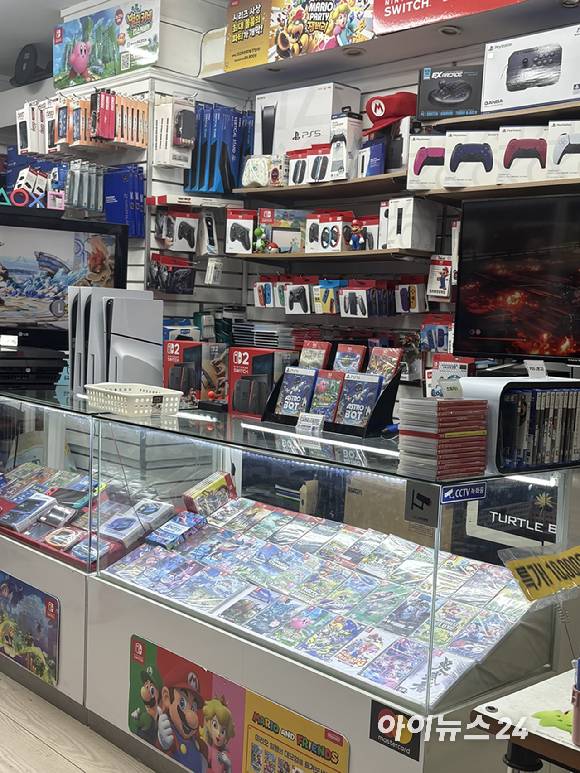 용산 전자상가의 한 매장에 PC 대신 게임기·콘솔 등 다른 품목들이 진열돼 있다. [사진=권서아 기자]