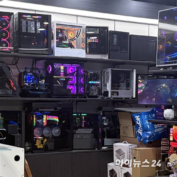 서울 용산 전자상가의 한 조립 PC 매장에 전시된 완제품 PC들. [사진=권서아 기자]
