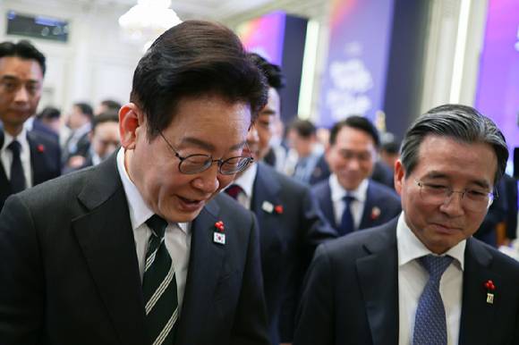 이재명 대통령이 21일 청와대 영빈관에서 열린 신년기자회견을 마친 뒤 행사장을 나서고 있다. 2026.1.21 [사진=연합뉴스]