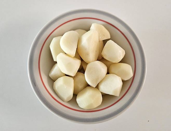 감자는 모서리를 둥글게 다듬어줘야 국물이 탁해지지 않는다. 사진 신혜원