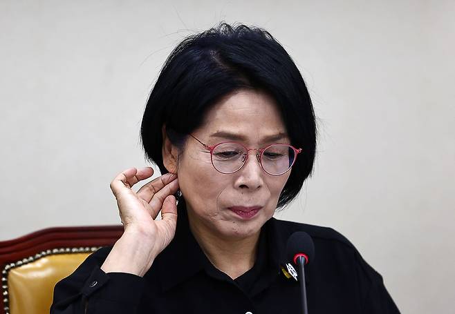 최민희 국회 과학기술정보방송통신위원장이 지난해 11월 24일 오후 서울 여의도 국회에서 열린 과방위 전체회의에서 자료를 살펴보고 있다. 뉴시스