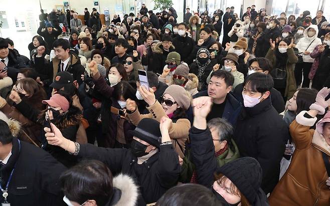 한동훈 전 국민의힘 대표 지지자들이 1월 14일 국회 소통관 입구에서 당 윤리위원회의 한 전 대표 제명 결의를 규탄하고 있다. 임현동 기자
