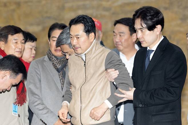 장동혁 국민의힘 대표가 21일 서울 여의도 국회 로텐더홀에서 더불어민주당의 통일교 및 공천뇌물 특검 수용을 촉구하며 7일째 단식을 이어가는 가운데 부축을 받으며 발걸음을 옮기고 있다. 뉴스1