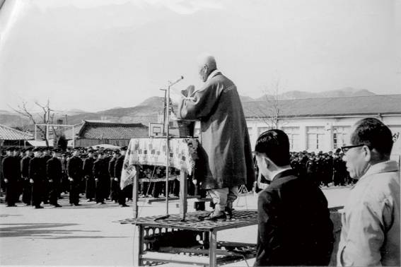 배만두가 1973년 3·1절 경남 고성 대성초등학교에서 기념 축사를 하고 있다. 후손 배원열 제공