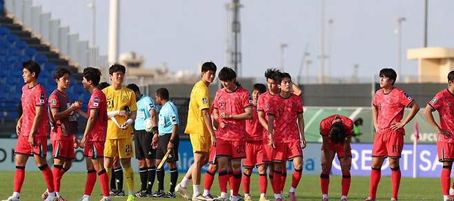 한국 23세 이하 축구대표팀이 20일 사우디아라비아 제다에서 열린 2026 아시아축구연맹(AFC) U-23 아시안컵 일본과의 4강전에서 0-1로 진 뒤 아쉬워하고 있다.  대한축구협회 제공