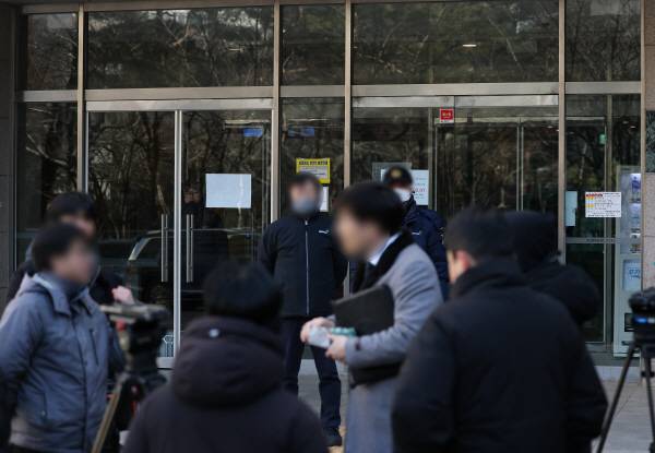 북한의 한국 무인기 침투 주장에 대한 진상을 규명하는 ‘군경합동조사 TF’가 21일 민간인 피의자 3명의 주거지 및 사무실 등에 대한 압수수색에 나선 가운데 이날 피의자와 관련된 서울의 한 대학교 과 건물 앞에 취재진이 대기하고 있다. 연합뉴스