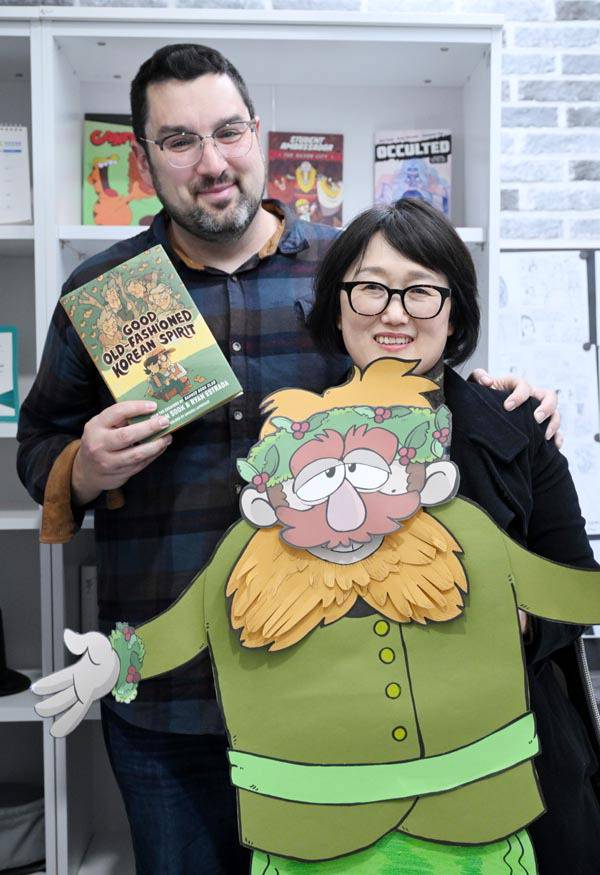 만화가 라이언 에스트라다와 김현숙 작가가 부산글로벌웹툰센터 작업실에서 출판 작업 등에 대해 이야기하고 있다. 김성효 선임기자