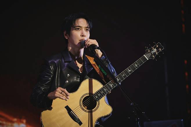 Jung Yong-hwa of rock band CNBlue performs during the ″3LOGY″ concert at ticketLINK Live Arena in Songpa District, southern Seoul, on Jan. 18. [FNC ENTERTAINMENT]