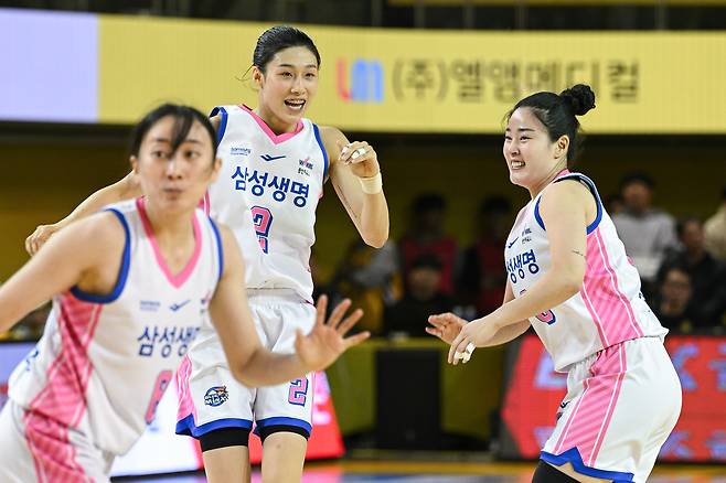 The Yongin Samsung Life Blueminx celebrates during a WKBL game against the Cheongju KB Stars at Cheongju Gymnasium in Cheongju, North Chungcheong, on Jan. 19. [NEWS1]