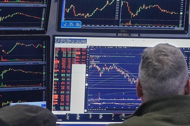 A trader watches his monitors as he works on the floor of the New York Stock Exchange on Jan. 20, 2026. [AP/YONHAP]