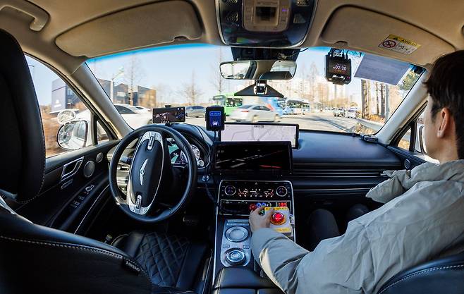 An autonomous vehicle operates in Mapo District, western Seoul, on Jan. 5. [KIM JUNG-HUN]