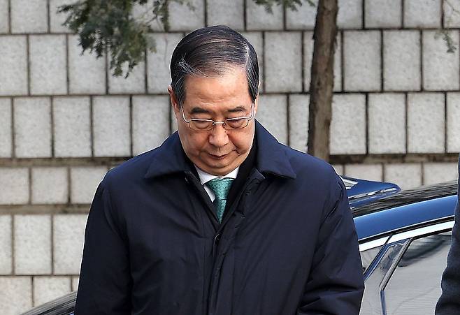 Former Prime Minister Han Duck-soo attends an initial sentencing hearing in the case over charges of aiding and abetting the alleged ringleader of an insurrection and playing a key role in the insurrection at the Seoul Central District Court in Seocho District, southern Seoul, on the afternoon of Jan. 21. [NEWS1]