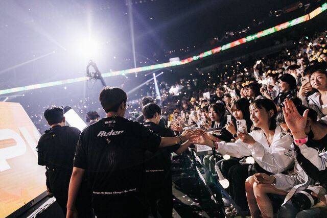 지난해 9월 인천 영종도 인스파이어 아레나에서 열렸던 2025 LCK 결승전 현장 풍경. LCK는 게임이 친숙한 20·30세대 사이에서 인기를 끌고 있다. 라이엇 게임즈 제공