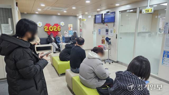 21일 오전 헌혈의집 주안센터. 이날 하루 하는 ‘헌혈 시 두바이쫀득쿠키 제공 이벤트’에 참여하고자 많은 시민이 대기하고 있다. 박기웅기자