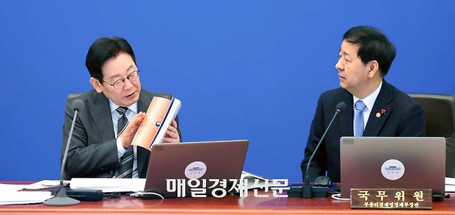 이재명 대통령이 20일 청와대에서 열린 국무회의에서 자료집을 살펴보고 있다. 이날 이 대통령은 “K컬처 기반이 붕괴되면 큰일”이라며 추가경정예산안 편성 필요성을 강조했다. [김호영 기자]