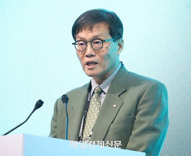 이창용 한국은행 총재가 21일 서울 중구 한국은행 콘퍼런스홀에서 열린 ‘2026 한국은행·네이버 공동 AX 컨퍼런스’에서 참석해 발언하고 있다. [한주형기자]