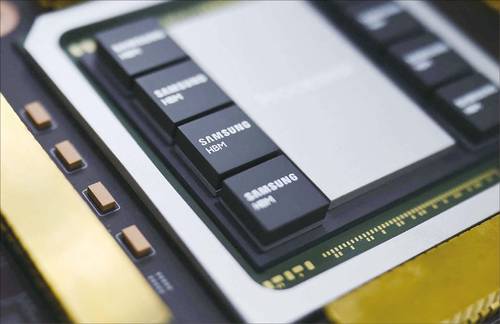 지난해 12월 4일 서울에서 열린 ‘2025 코리아 테크 페스티벌’에서 인공지능(AI)·고성능 컴퓨팅(HPC) 애플리케이션용 6세대 고대역폭메모리 솔루션인 삼성전자 HBM4가 전시돼 있다. (로이터=연합뉴스)