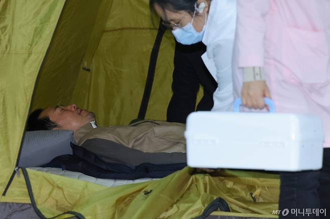 (서울=뉴스1) 신웅수 기자 = 장동혁 국민의힘 대표가 21일 서울 여의도 국회 로텐더홀에 마련된 단식 농성장에서 건강 상태를 확인하고 있다. 2026.1.21/뉴스1  Copyright (C) 뉴스1. All rights reserved. 무단 전재 및 재배포,  AI학습 이용 금지. /사진=(서울=뉴스1) 신웅수 기자