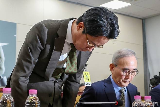 [서울=뉴시스] 김명년 기자 = 조좌진 롯데카드 대표이사가 24일 오전 서울 여의도 국회 과학기술정보방송통신위원회 전체회의에서 열린 대규모 해킹사고(통신·금융) 관련 청문회에서 고개 숙여 인사하고 있다. 2025.09.24. kmn@newsis.com /사진=김명년