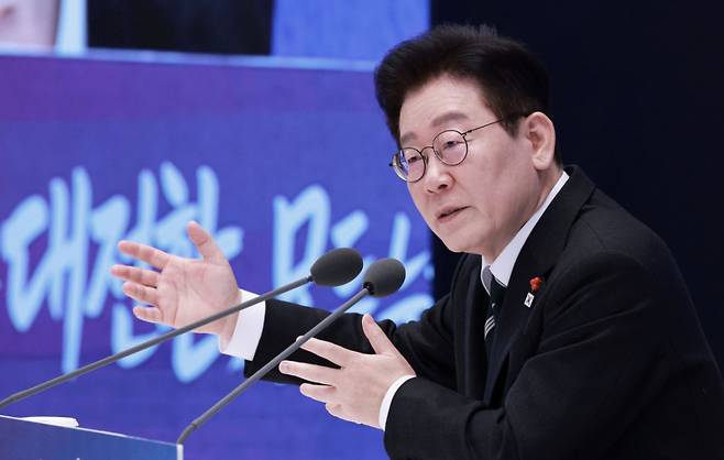 [서울=뉴시스] 고범준 기자 = 이재명 대통령이 21일 청와대 영빈관에서 열린 2026년 신년 기자회견에서 발언하고 있다. 2026.01.21. bjko@newsis.com /사진=고범준