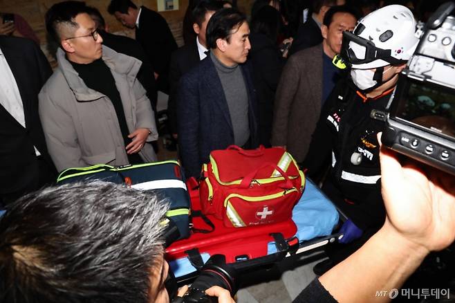 [서울=뉴시스] 김명년 기자 = 소방 구급대원이 21일 서울 여의도 국회 로텐더홀 장동혁 국민의힘 대표 통일교·공천헌금 '쌍특검' 수용 촉구 단식 농성장에서 장 대표의 이송 거부로 국회를 떠나고 있다. 2026.01.21. kmn@newsis.com /사진=김명년