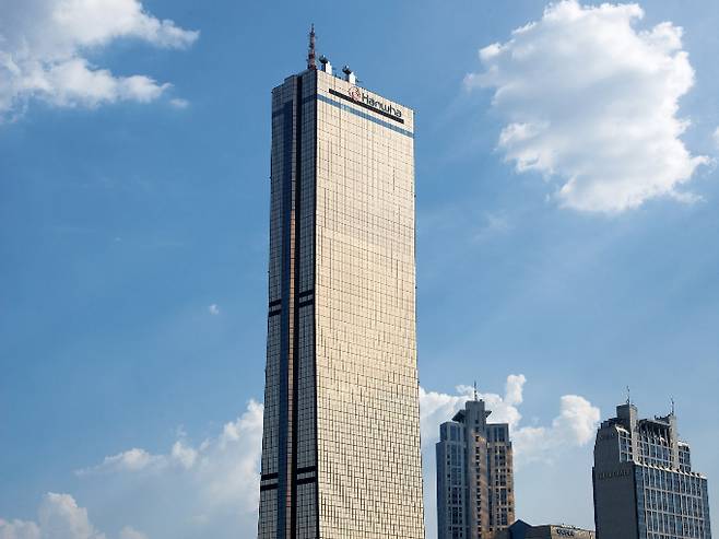 한 때 2위 자리를 지키던 한화생명의 순익이 급감할 것으로 보인다. 사진은 서울 여의도 한화생명 사옥. /사진=한화생명