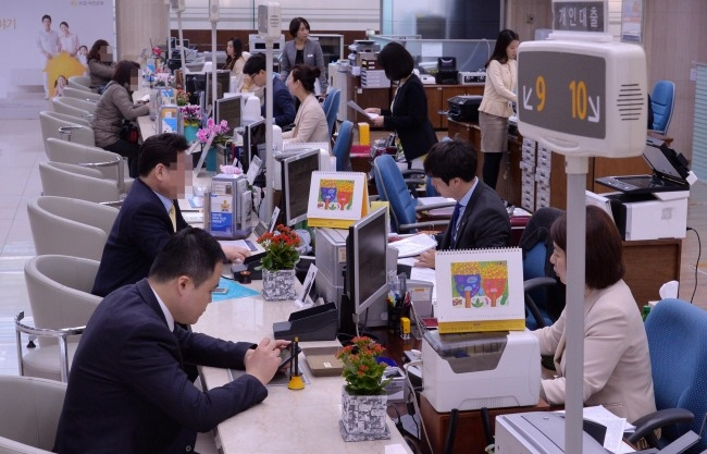 국채 금리 상승이 주담대 금리까지 끌어올리며 주택 수요자들의 자금 마련 부담이 커지고 있다. 사진은 은행 창구에서 상담받는 모습 [헤럴드DB]