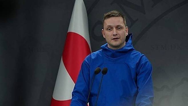 미국이 그린란드 합병 의지를 꺾지 않는 가운데, 이에 맞서는 옌스-프레데리크 닐센 그린란드 총리가 20일(현지시간) 미국의 군사 침공 등 모든 가능성을 열어놓고 대비하고 있다고 밝혔다.