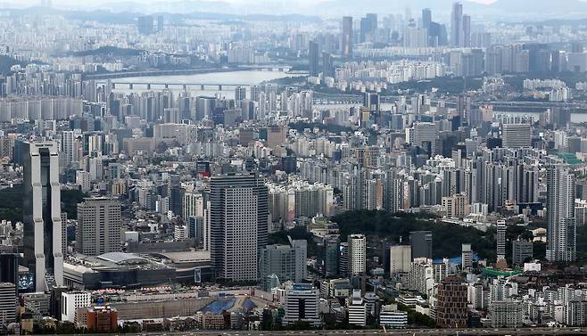 지난 17일 서울 송파구 롯데월드타워 전망대 서울스카이에서 바라본 서울 시내 아파트 및 빌라단지의 모습. [연합]