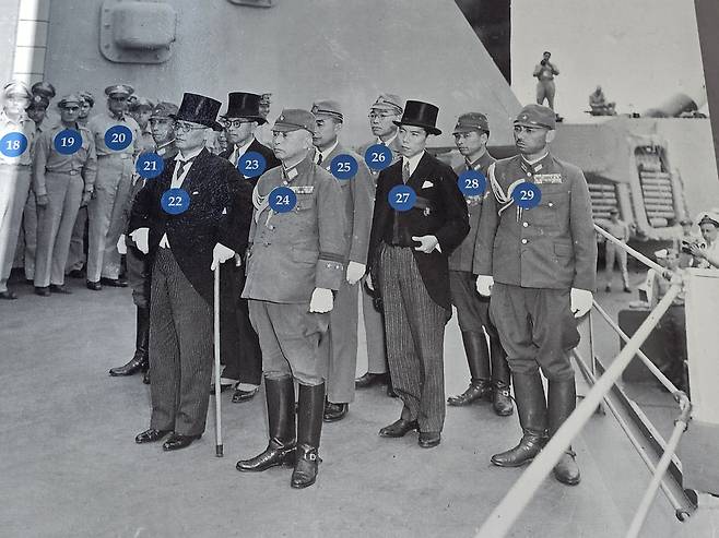 1945년 항복문서 서명을 위해 미주리함 위에 대기 중인 일제 외무대신(22번)은 윤봉길 의사의 폭탄에 맞아 다리부상을 입은 자이다.