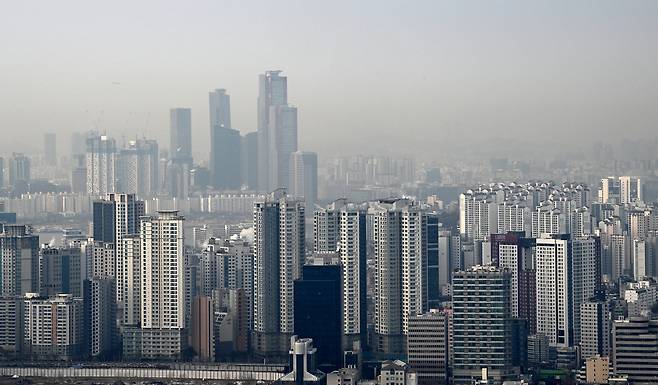 서울 용산구 남산 전망대에서 바라본 마포구와 영등포구 일대 아파트의 모습이다. [헤럴드DB]