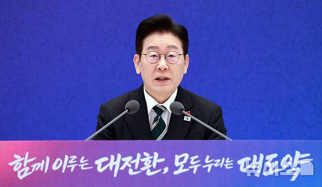 [서울=뉴시스] 고범준 기자 = 이재명 대통령이 21일 청와대 영빈관에서 열린 2026년 신년 기자회견에서 발언하고 있다. 2026.01.21. bjko@newsis.com