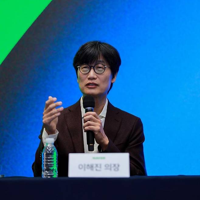[성남=뉴시스] 이해진 네이버 이사회 의장이 27일 오전 경기 성남시 네이버 사옥 '1784'에서 열린 네이버-두나무 공동 기자간담회에서 발언하고 있다. (사진=네이버 제공) *재판매 및 DB 금지