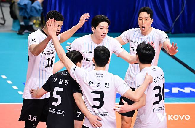 [서울=뉴시스] 남자 프로배구 현대캐피탈 선수들이 18일 서울 장충체육관에서 열린 진에어 2025~2026 V-리그 우리카드와의 경기에서 득점을 올린 뒤 기뻐하고 있다. (사진=KOVO 제공) 2026.01.18. *재판매 및 DB 금지