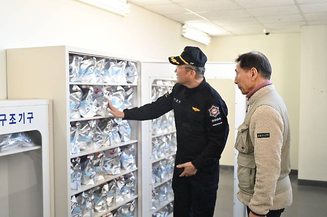 21일 나홍원 광산소방서장이 광산구의 한 아파트 내 구비된 구조기구를 점검하고 있다. 광주 광산소방서 제공