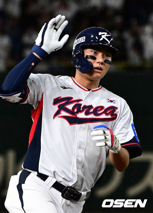 [OSEN=도쿄(일본), 조은정 기자] 대한민국 야구 대표팀이 극적인 무승부를 거두며 한일전 연패를 10연패에서 막았다. 한국은 16일 일본 도쿄도 도쿄돔에서 열린 ‘2025 NAVER K-BASEBALL SERIES’ 일본과의 2차전에서 7-7 무승부를 거뒀다. 2연전 시리즈 1무 1패를 기록한 한국은 2015년 프리미어12 준결승전 4-3 승리 이후 성인 대표팀 기준(아시안게임 제외) 한일전에서 10연패를 기록했지만 처음으로 무승부를 만드는데 성공했다.9회말 2사에서 대한민국 김주원이 우중월 솔로 홈런을 치고 그라운드를 돌고 있다. 2025.11.16 /cej@osen.co.kr