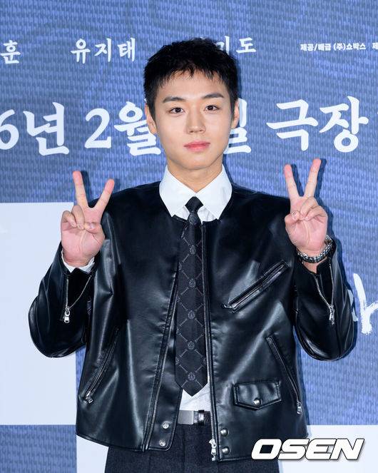 [OSEN=이대선 기자] 19일 오전 서울 CGV 용산아이파크몰에서 영화 ‘왕과 사는 남자’ 제작보고회가 열렸다.'왕과 사는 남자'는 1457년 청령포, 마을의 부흥을 위해 유배지를 자처한 촌장과 왕위에서 쫓겨나 유배된 어린 선왕의 사연을 그린 작품으로 2026년 2월 4일 개봉한다.배우 박지훈이 포토타임을 가지고 있다. 2025.12.19 /sunday@osen.co.kr