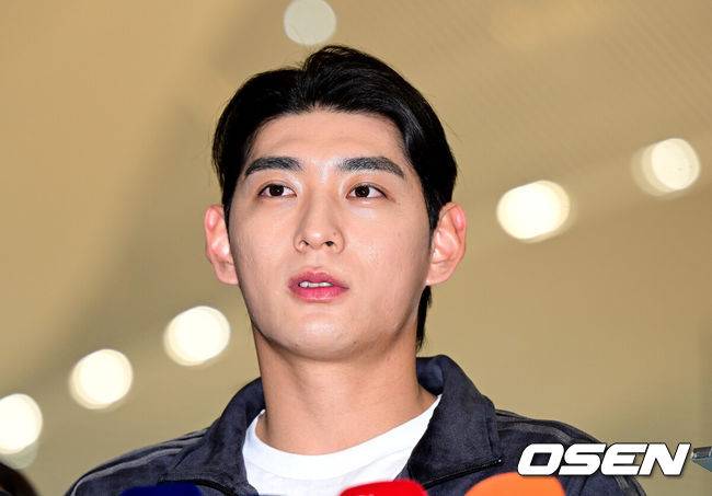 [OSEN=인천공항, 최규한 기자] 미국 메이저리그 샌프란시스코 자이언츠 이정후가 2026 시즌을 위해 21일 오후 인천공항을 통해 미국으로 출국했다.이정후는 LA에서 개인 훈련을 진행한 뒤 팀 스프링캠프가 열리는 애리조나주 스코츠데일로 이동할 계획이다.이정후가 출국하며 취재진과 인터뷰 시간을 갖고 있다. 2026.01.21 / dreamer@osen.co.kr