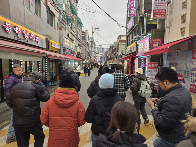 ▲대림 상권을 둘러보고 있는 대림동 참여자들. ⓒ프레시안(박상혁)