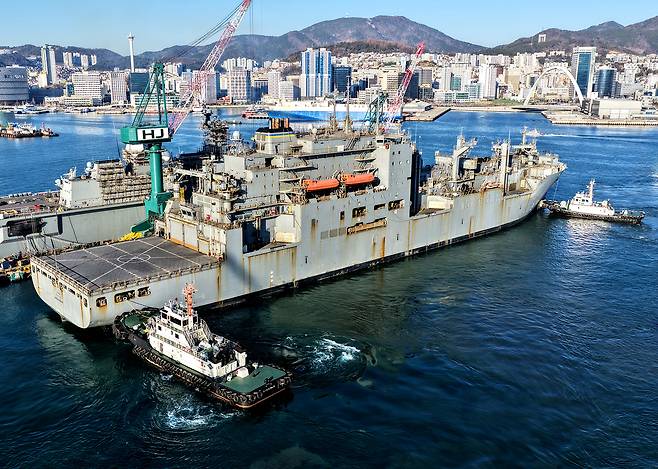 지난 12일 정비를 위해 HJ중공업 부산 영도조선소에 입항한 미 해군 군수지원함 ‘아멜리아 에어하트호’. HJ중공업 제공