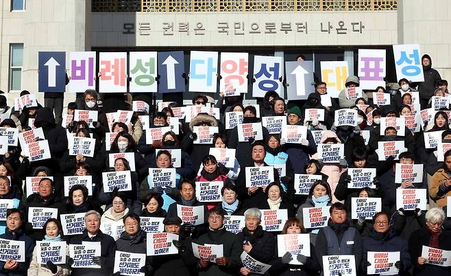 박석운(앞줄 왼쪽 다섯번째) 민중행동 공동대표가 21일 오전 서울 여의도 국회 본청 계단에서 열린 정치개혁을 위한 시민사회-제정당 기자회견에서 발언을 하고 있다. 뉴시스