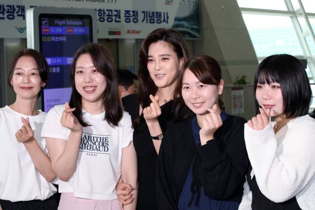 기사와 무관한 사진. 이부진 한국방문의해위원회 위원장(가운데)이 18일 오전 인천국제공항 제1여객터미널에서 열린 'Visit Korea Again 777(VKA 777)' 방한 관광객 증대를 위한 무료항공권 증정 기념행사에서 무료 항공권을 증정받은 일본인 승객들과 기념 촬영을 하고 있다. 2023.07.18. 뉴스1