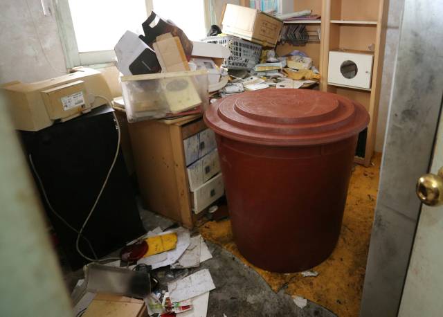 경기도 포천시 빌라 살인사건 현장에서 경찰이 현장검증에 사용한 고무통. 2014.8.7. 연합뉴스