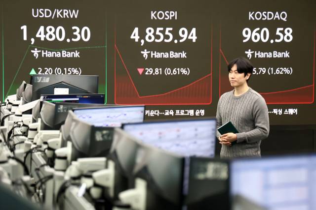 21일 하나은행 본점 딜링룸에서 딜러들이 업무를 보고 있다. 연합뉴스