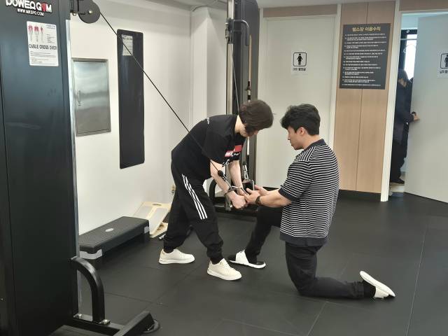 16일 서울 동작구 장애인 전용 헬스장에서 장애인 체육지도사 홍성윤(33) 씨가 지체장애인을 대상으로 운동 수업을 진행하고 있다. 정유나 기자