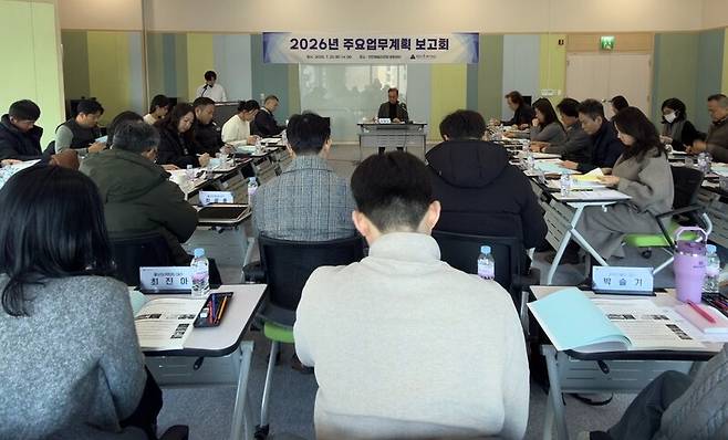 (재)천안문화재단은 지난 20일 천안예술의전당에서 '2026 주요업무 보고회'를 진행하고 있다. ⓒ천안시 제공