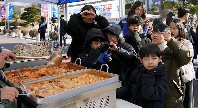 백석쿰캠프에 참여한 아이들이 떡볶이와 어묵을 먹으려 줄서있는 모습 ⓒ백석대학교 제공
