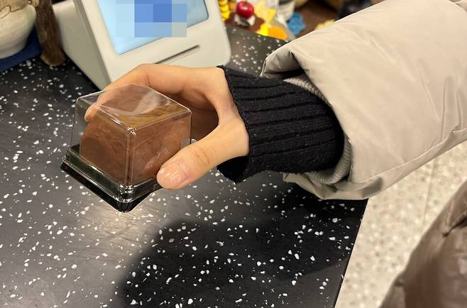 지난달 9일 용인에 위치한 한 카페에서 두바이쫀득쿠키를 구매하는 모습 ⓒ연합뉴스